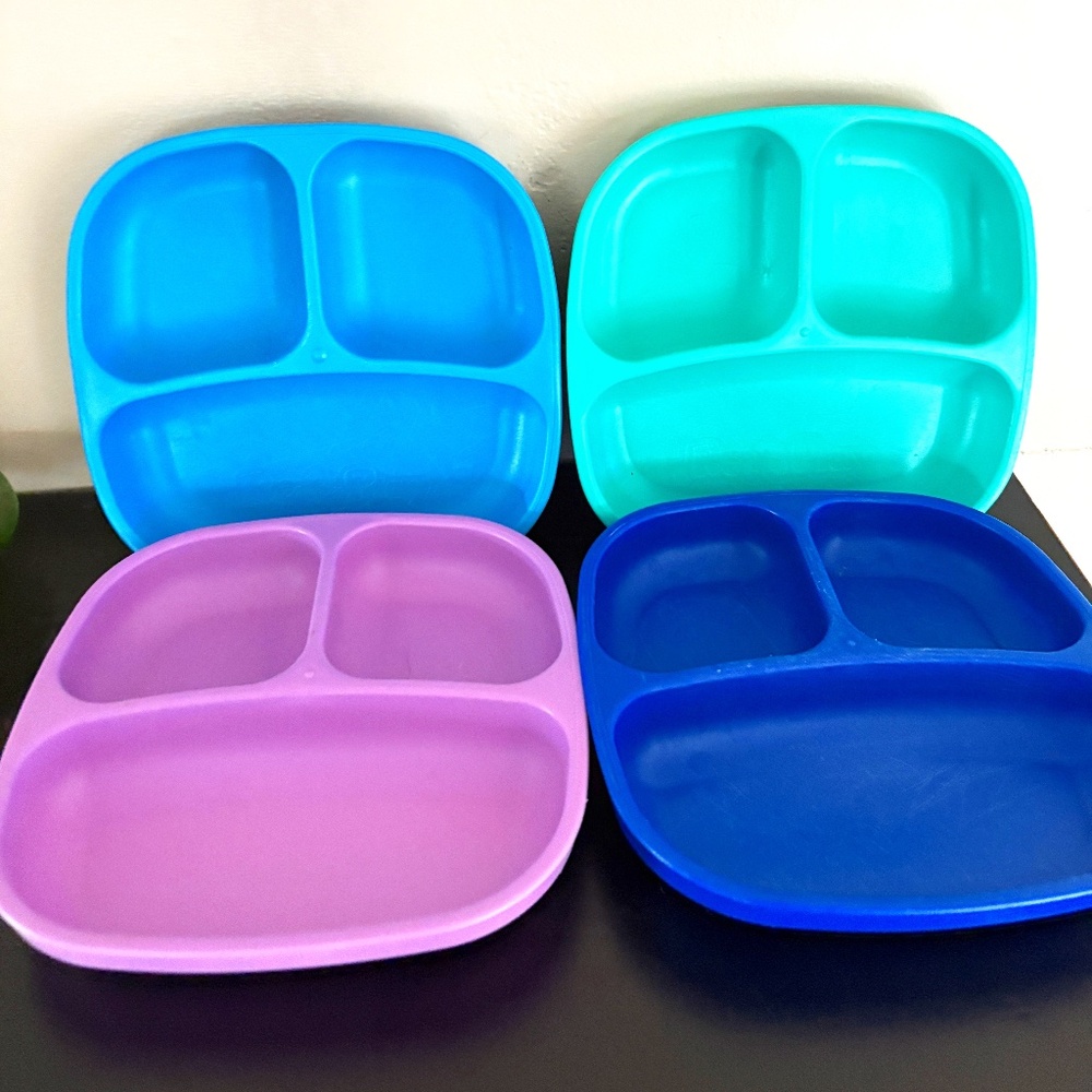 Replay set of 4 unbreakable, divided dishes, square, four colors